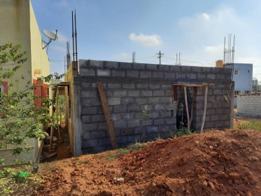 Bangalore, Karnataka, Hindistan-Haziran 06, 2021: Yeni ev inşaatının kapatılması merkezcilik, pervazlama, sütun ve duvar gibi farklı işler yapmak.,