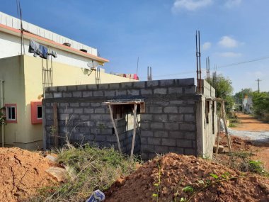 Bangalore, Karnataka, Hindistan-Haziran 06, 2021: Yeni ev inşaatının kapatılması merkezcilik, pervazlama, sütun ve duvar gibi farklı işler yapmak.,