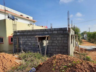 Bangalore, Karnataka, Hindistan-Haziran 06, 2021: Yeni ev inşaatının kapatılması merkezcilik, pervazlama, sütun ve duvar gibi farklı işler yapmak.,