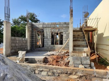 Bangalore, Karnataka, Hindistan-Haziran 06, 2021: Yeni ev inşaatının kapatılması merkezcilik, pervazlama, sütun ve duvar gibi farklı işler yapmak.,