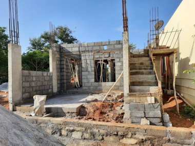 Bangalore, Karnataka, Hindistan-Haziran 06, 2021: Yeni ev inşaatının kapatılması merkezcilik, pervazlama, sütun ve duvar gibi farklı işler yapmak.,