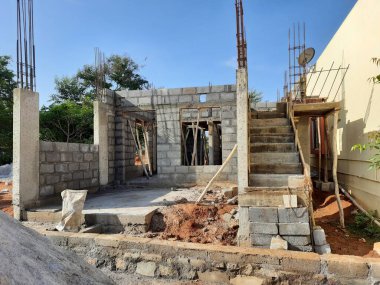 Bangalore, Karnataka, Hindistan-Haziran 06, 2021: Yeni ev inşaatının kapatılması merkezcilik, pervazlama, sütun ve duvar gibi farklı işler yapmak.,