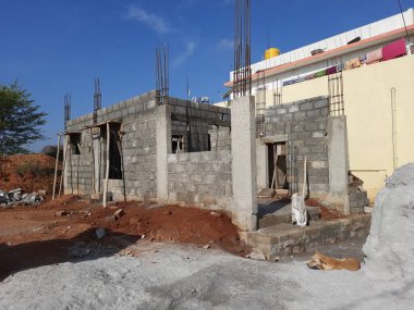 Bangalore, Karnataka, Hindistan-Haziran 06, 2021: Yeni ev inşaatının kapatılması merkezcilik, pervazlama, sütun ve duvar gibi farklı işler yapmak.,