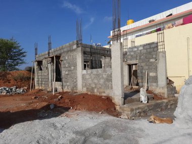 Bangalore, Karnataka, Hindistan-Haziran 06, 2021: Yeni ev inşaatının kapatılması merkezcilik, pervazlama, sütun ve duvar gibi farklı işler yapmak.,