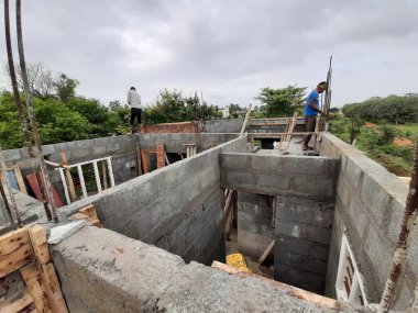 Bangalore, Karnataka, Hindistan-Haziran 06, 2021: Yeni ev inşaatının kapatılması merkezcilik, pervazlama, sütun ve duvar gibi farklı işler yapmak.,