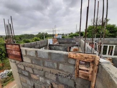 Bangalore, Karnataka, Hindistan-Haziran 06, 2021: Yeni ev inşaatının kapatılması merkezcilik, pervazlama, sütun ve duvar gibi farklı işler yapmak.,