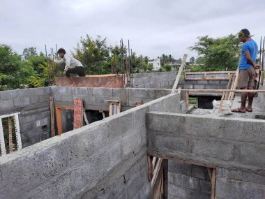 Bangalore, Karnataka, Hindistan-Haziran 06, 2021: Yeni ev inşaatının kapatılması merkezcilik, pervazlama, sütun ve duvar gibi farklı işler yapmak.,