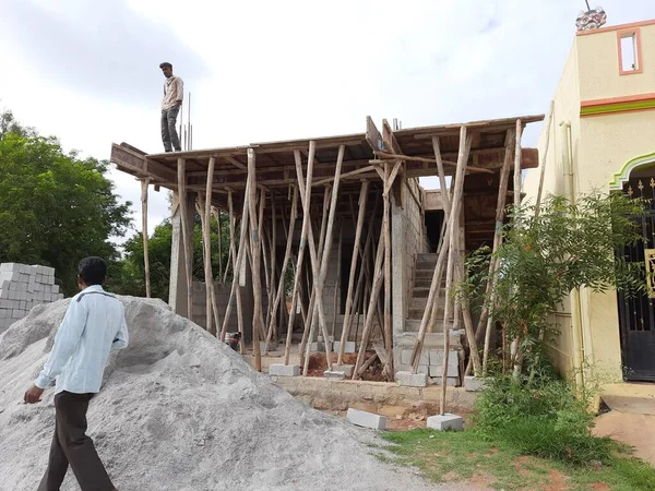 Bangalore, Karnataka, Hindistan-Haziran 06, 2021: Yeni ev inşaatının kapatılması merkezcilik, pervazlama, sütun ve duvar gibi farklı işler yapmak.,