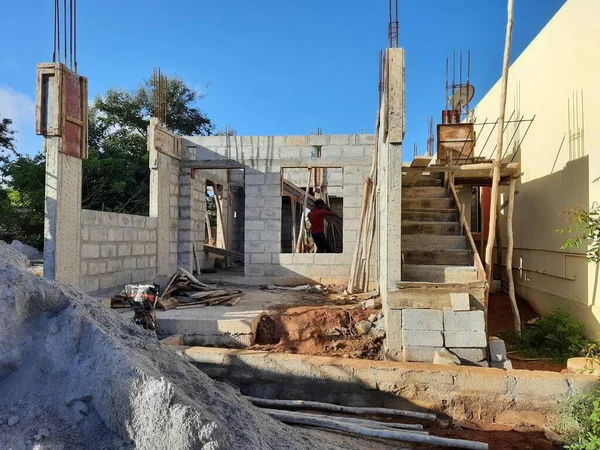 Bangalore, Karnataka, Hindistan-Haziran 06, 2021: Yeni ev inşaatının kapatılması merkezcilik, pervazlama, sütun ve duvar gibi farklı işler yapmak.,