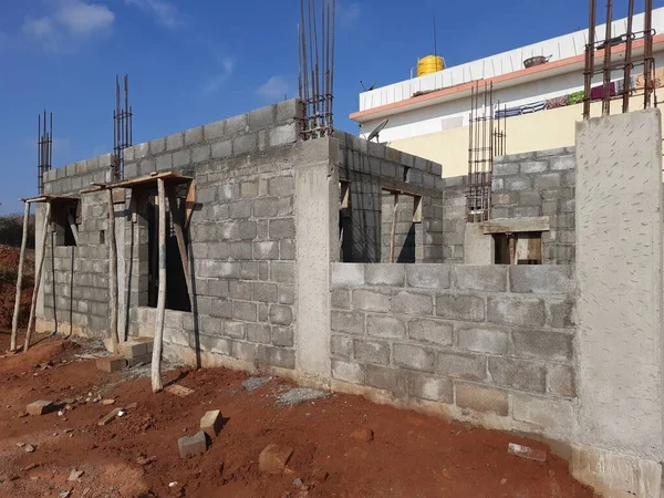Bangalore, Karnataka, Hindistan-Haziran 06, 2021: Yeni ev inşaatının kapatılması merkezcilik, pervazlama, sütun ve duvar gibi farklı işler yapmak.,