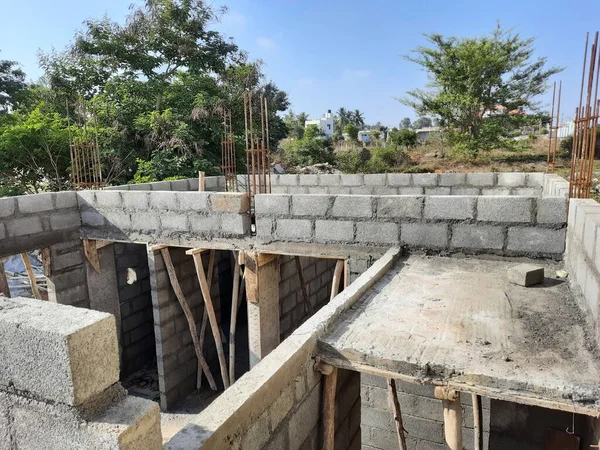 Bangalore, Karnataka, Hindistan-Haziran 06, 2021: Yeni ev inşaatının kapatılması merkezcilik, pervazlama, sütun ve duvar gibi farklı işler yapmak.,