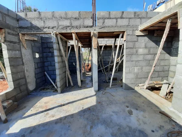 Bangalore, Karnataka, Hindistan-Haziran 06, 2021: Yeni ev inşaatının kapatılması merkezcilik, pervazlama, sütun ve duvar gibi farklı işler yapmak.,