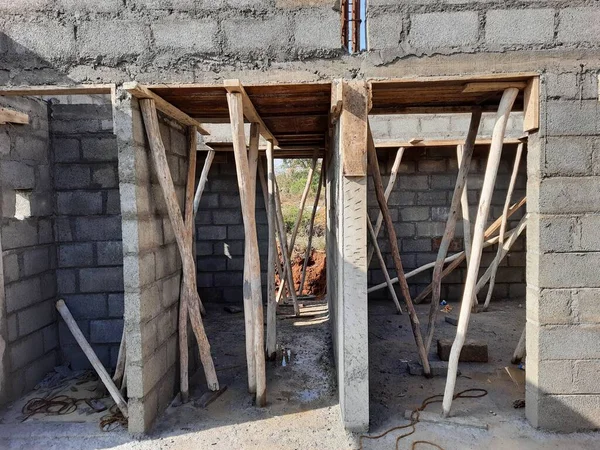 Bangalore, Karnataka, Hindistan-Haziran 06, 2021: Yeni ev inşaatının kapatılması merkezcilik, pervazlama, sütun ve duvar gibi farklı işler yapmak.,