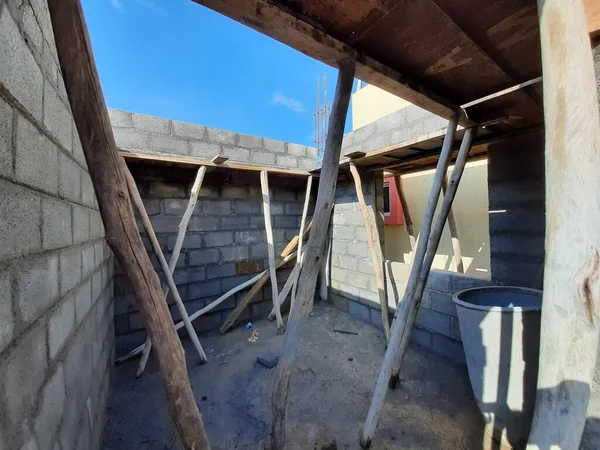 Bangalore, Karnataka, Hindistan-Haziran 06, 2021: Yeni ev inşaatının kapatılması merkezcilik, pervazlama, sütun ve duvar gibi farklı işler yapmak.,