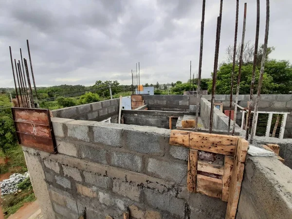 Bangalore, Karnataka, Hindistan-Haziran 06, 2021: Yeni ev inşaatının kapatılması merkezcilik, pervazlama, sütun ve duvar gibi farklı işler yapmak.,