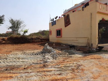 Bangalore, Karnataka, Hindistan-Mar 21 2021: İnşaat için temiz arazinin kapatılması ve şantiyede görünür bir kuyu borusu bulunuyor.