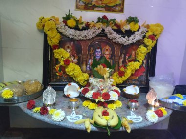 Bangalore, Karnataka, Hindistan-Aralık 03, 2020: Tanrı 'nın fotoğraf çerçevesi, gümüşü ve puja eşyalarına sahip güzel Puja odasının kapatılması