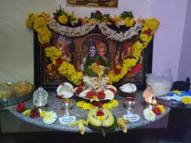 Bangalore, Karnataka, Hindistan-Aralık 03, 2020: Tanrı 'nın fotoğraf çerçevesi, gümüşü ve puja eşyalarına sahip güzel Puja odasının kapatılması