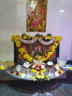 Bangalore, Karnataka, Hindistan-Aralık 03, 2020: Tanrı 'nın fotoğraf çerçevesi, gümüşü ve puja eşyalarına sahip güzel Puja odasının kapatılması