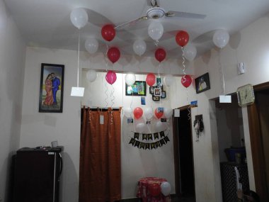 Bangalore, Karnataka, Hindistan-Ocak 01, 2021: Doğum günü kutlaması dekorasyonunun kapatılması