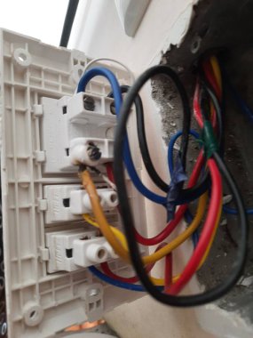 Bangalore, Karnataka, Hindistan-14 Mayıs 2021: Evdeki elektrik kablosu ve şalteri bağlamaya yakın çekim.