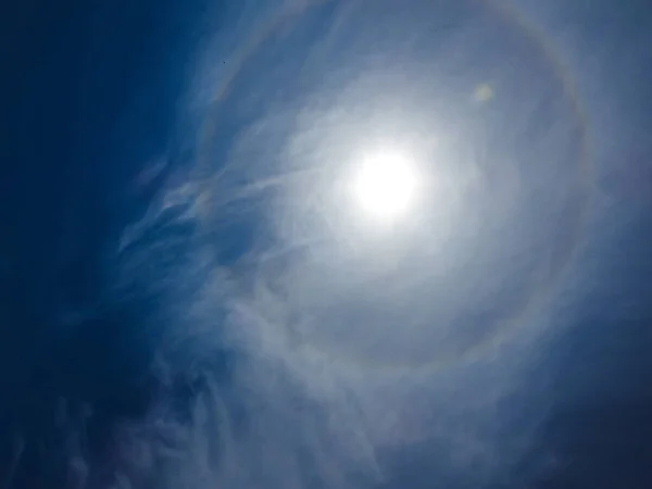 印度卡纳塔克邦班加罗尔 美丽的彩虹环绕着太阳 蓝天背景 — 图库照片