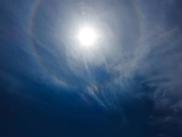 Close Belo Círculo Arco Íris Torno Sol Com Fundo Azul — Fotografia de Stock