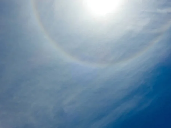 インドのカルナータカ州バンガロールで青い空の背景を持つ太陽の周りの美しい虹の輪の閉鎖 — ストック写真