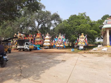 Bangalore, Karnataka, Hindistan-21 Nisan 2022: Kodigehalli yakınlarındaki Madana Gattamma Tapınağı yakınlarındaki birçok at arabasının güzel dekorasyonu.