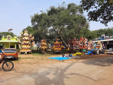 Bangalore, Karnataka, Hindistan-21 Nisan 2022: Kodigehalli yakınlarındaki Madana Gattamma Tapınağı yakınlarındaki birçok at arabasının güzel dekorasyonu.