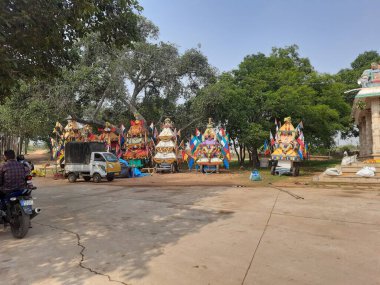 Bangalore, Karnataka, Hindistan-21 Nisan 2022: Kodigehalli yakınlarındaki Madana Gattamma Tapınağı yakınlarındaki birçok at arabasının güzel dekorasyonu.