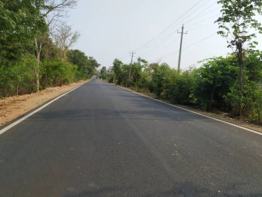 Doddaballapura yakınlarındaki Ghati Subramanya Tapınağı 'nda güzel bir asfalt yolu ya da yol.