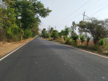 Doddaballapura yakınlarındaki Ghati Subramanya Tapınağı 'nda güzel bir asfalt yolu ya da yol.