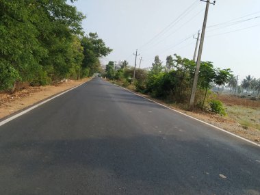 Doddaballapura yakınlarındaki Ghati Subramanya Tapınağı 'nda güzel bir asfalt yolu ya da yol.