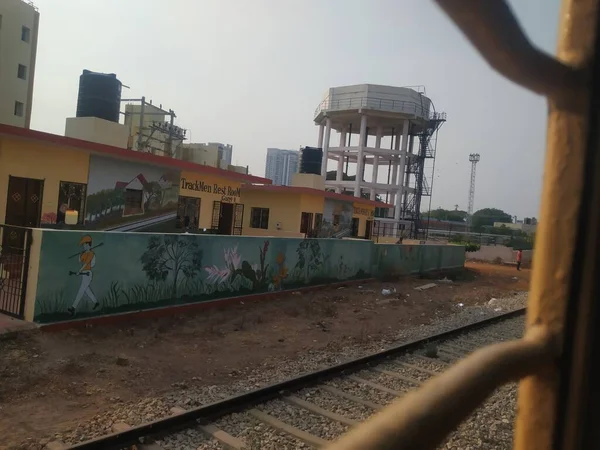2021年4月9日インド カルナータカ州バンガロール 美しい建物の閉鎖とクラネティエラ サンゴッリ ラヤンナ鉄道駅 コンクリートボーダーとアパートのランドマーク — ストック写真