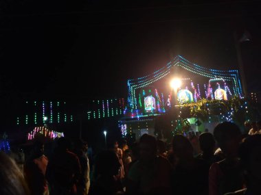 Mandya, Karnataka, Hindistan-07 Nisan 2021: Geceleri farklı türde tanrılarla köy festivalinin kutlanması