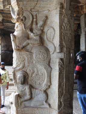 Hindistan 'ın Andhra Pradesh eyaletinde Lepakshi' de bulunan Veerabhadra Hindu tapınağında tanrı ve tanrıça oymalı güzel taş sütunlar.