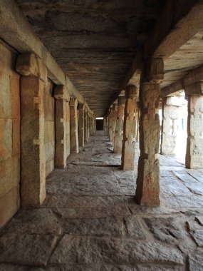 Hindistan 'ın Andhra Pradesh eyaletinde Lepakshi' de bulunan Veerabhadra Hindu tapınağında tanrı ve tanrıça oymalı güzel taş sütunlar.