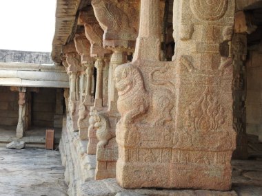 Hindistan 'ın Andhra Pradesh eyaletinde Lepakshi' de bulunan Veerabhadra Hindu tapınağında tanrı ve tanrıça oymalı güzel taş sütunlar.
