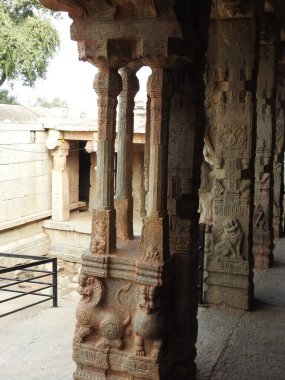 Hindistan 'ın Andhra Pradesh eyaletinde Lepakshi' de bulunan Veerabhadra Hindu tapınağında tanrı ve tanrıça oymalı güzel taş sütunlar.