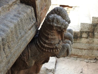 Hindistan 'ın Andhra Pradesh eyaletinde Lepakshi' de bulunan Veerabhadra Hindu tapınağında tanrı ve tanrıça oymalı güzel taş sütunlar.