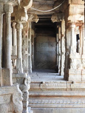 Hindistan 'ın Andhra Pradesh eyaletinde Lepakshi' de bulunan Veerabhadra Hindu tapınağında tanrı ve tanrıça oymalı güzel taş sütunlar.