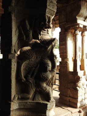 Hindistan 'ın Andhra Pradesh eyaletinde Lepakshi' de bulunan Veerabhadra Hindu tapınağında tanrı ve tanrıça oymalı güzel taş sütunlar.