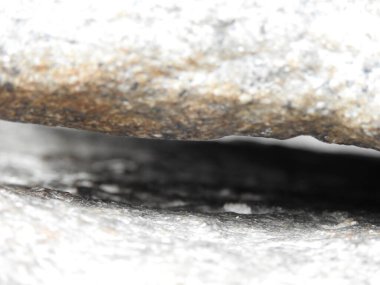 Hindistan 'ın Andhra Pradesh eyaletinde Lepakshi' de bulunan Veerabhadra Hindu tapınağında tanrı ve tanrıça oymalı güzel taş sütunlar.