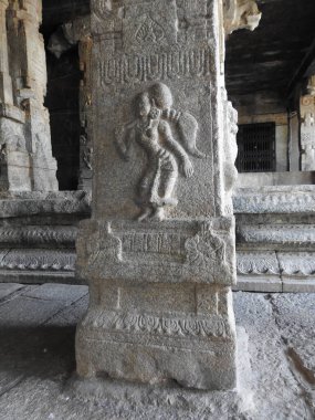 Hindistan 'ın Andhra Pradesh eyaletinde Lepakshi' de bulunan Veerabhadra Hindu tapınağında tanrı ve tanrıça oymalı güzel taş sütunlar.