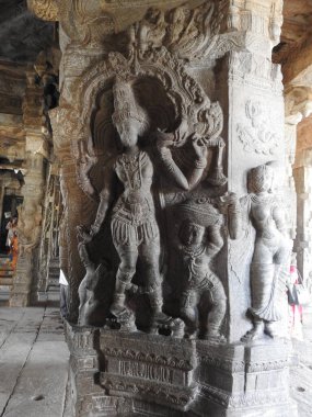Hindistan 'ın Andhra Pradesh eyaletinde Lepakshi' de bulunan Veerabhadra Hindu tapınağında tanrı ve tanrıça oymalı güzel taş sütunlar.