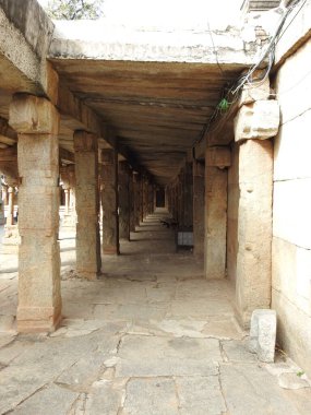 Hindistan 'ın Andhra Pradesh eyaletinde Lepakshi' de bulunan Veerabhadra Hindu tapınağında tanrı ve tanrıça oymalı güzel taş sütunlar.