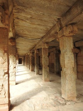 Hindistan 'ın Andhra Pradesh eyaletinde Lepakshi' de bulunan Veerabhadra Hindu tapınağında tanrı ve tanrıça oymalı güzel taş sütunlar.