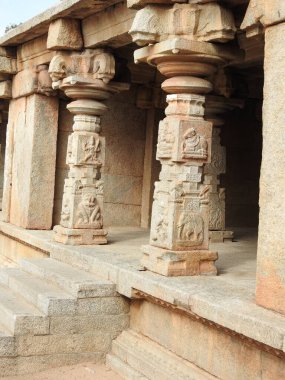 Hindistan 'ın Andhra Pradesh eyaletinde Lepakshi' de bulunan Veerabhadra Hindu tapınağında tanrı ve tanrıça oymalı güzel taş sütunlar.