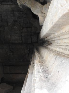 Hindistan 'ın Andhra Pradesh eyaletinde Lepakshi' de bulunan Veerabhadra Hindu tapınağında tanrı ve tanrıça oymalı güzel taş sütunlar.